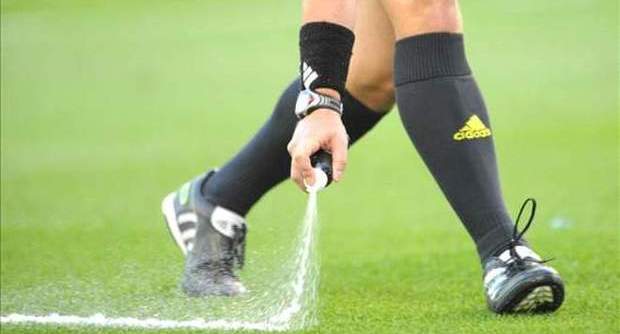 Referee_with_spray