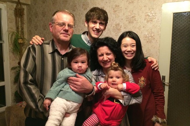 Първата среща на Йоан с България, с българските му баба и дядо и братовчедка му Лили.