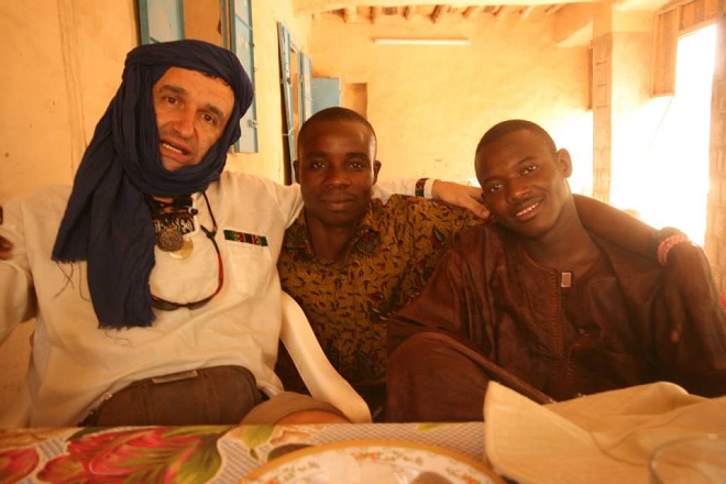 Миро в Тимбукту, Мали, с представители на народностните групи на Догоните (в средата) и Туарегите (вдясно).