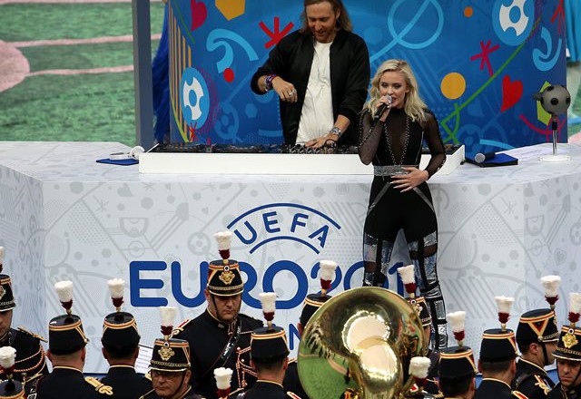 Давид Гета и Зара Ларсон представиха официалната песен на Европейското с грандиозен концерт пред Айфеловата кула, а след това я изпълниха и преди мача на откриването между Франция и Румъния. 