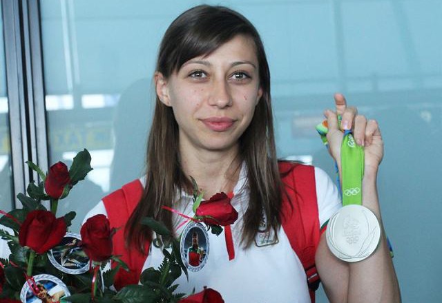 Мирела Демирева със среброто от Рио. 